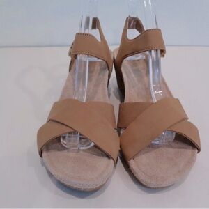 UGG Australia Size 6.5  VEVA Brown  Leather Wedge Heel Sandals New Women